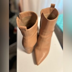 High ankle chunky heel boot. Tan/Nude. Faux Leather.